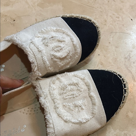 Elegant Cream and Black Espadrilles - Picture 5 of 6